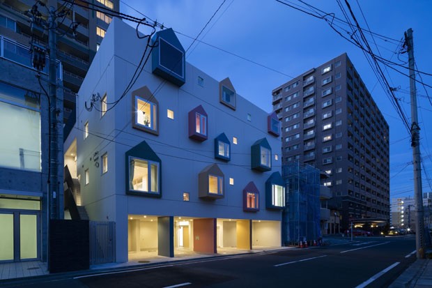 Escola japonesa tem fachada com desenhos de casas feitos por crianças (Foto: Sigeo Ogawa )