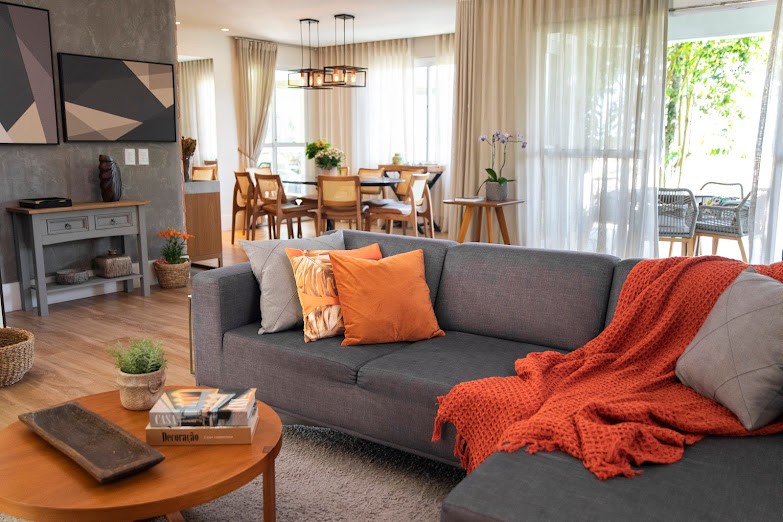 Cobrir sofás e poltronas com capas e tecidos de algodão ou linho ajudam a controlar as altas temperaturas. (Foto: Reprodução/Shoptime)