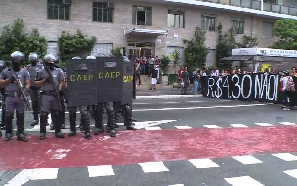 PMs e manifestantes durante protesto contra aumento das passagens na Paulista, em SP — Foto: Reprodução/TV Globo