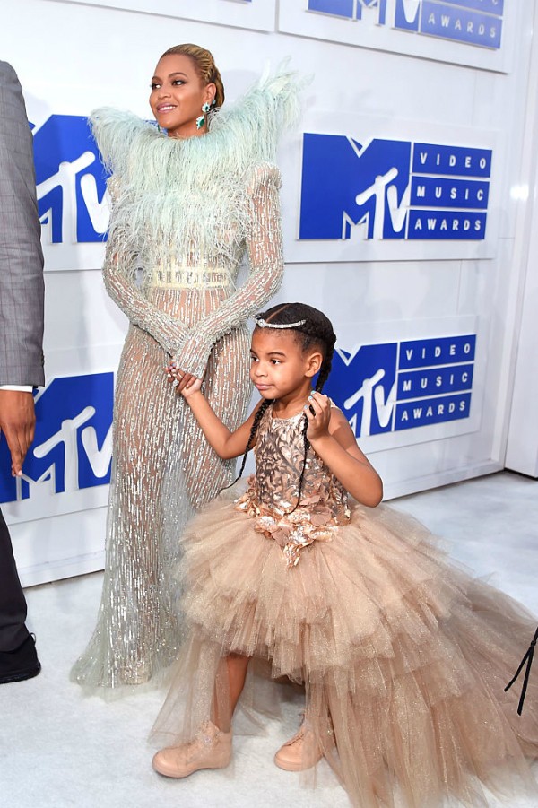 Beyoncé desfila pelo red carpet com a filha Blue Ivy (Foto: Getty Images)