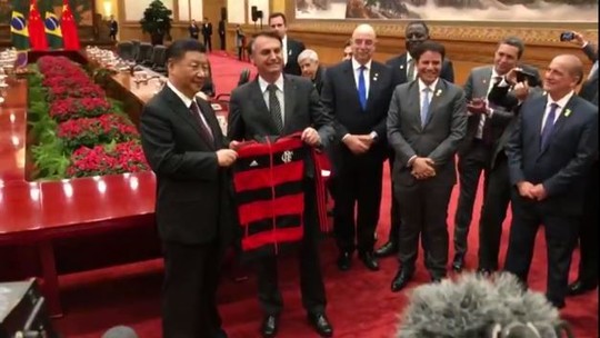 Bolsonaro diz que '1,3 bilhão de chineses serão Flamengo' em novembro e dá agasalho do clube a Xi Jinping