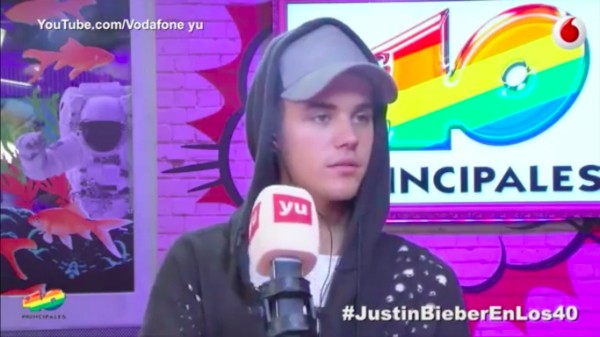 Justin bieber ficou irritado durante a gravação de programa de rádio espanhol (Foto: Reprodução)