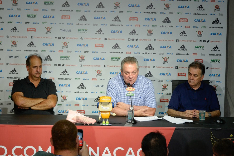 Abel ficou entre Carlos Nova e Paulo Pelaipe durante a coletiva — Foto: Alexandre Vidal/Flamengo