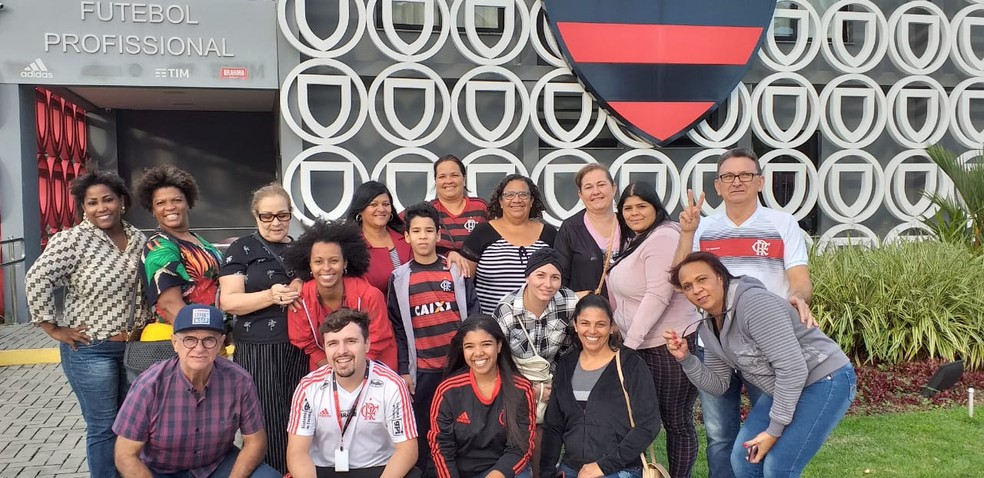 Pais levaram bagagens dos garotos para o Ninho do Urubu na última terça-feira — Foto: GloboEsporte.com
