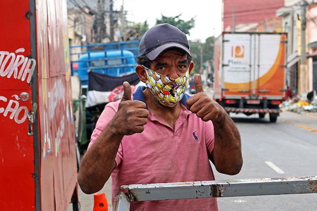 A ONG Pimp My Carroça recebeu máscaras com a estampa da dupla (Foto: Reprodução / Instagram / Pimp My Carroça / Fernando Christo)