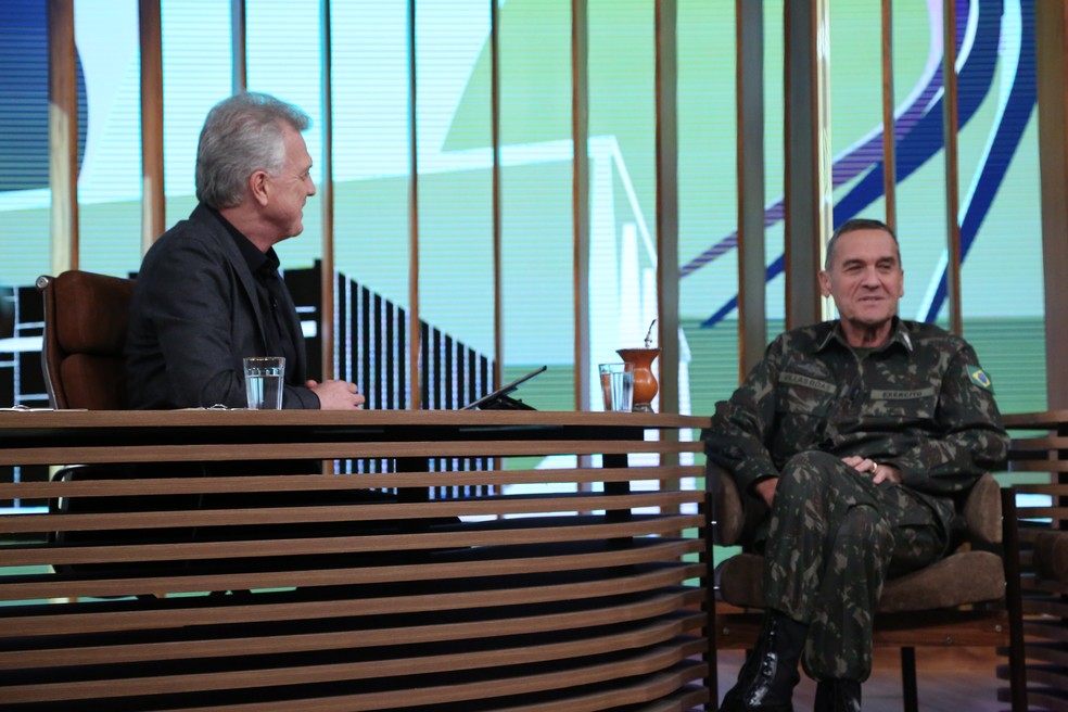 General Eduardo Villas Bôas ao lado de Pedro Bial (Foto: TV Globo)