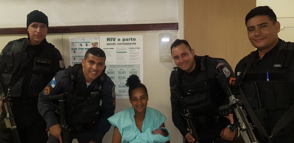 Roberta Santos Viana deu à luz e acabou presa — Foto: PMERJ