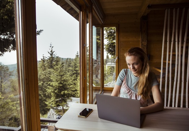 Trabalho remoto no campo, home office, computador (Foto: Jovan Geber via Getty Images)