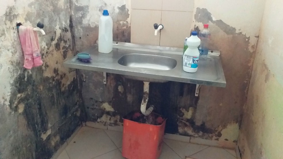 Vistoria identificou infiltrações e mofo nas paredes do hospital em várias alas — Foto: CRM-AP/Divulgação