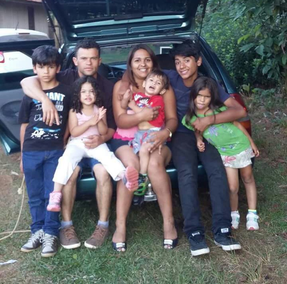 Emerson dos Anjos com a esposa e cinco filhos, que ficaram no Brasil (Foto: Emerson dos Anjos/Arquivo Pessoal)