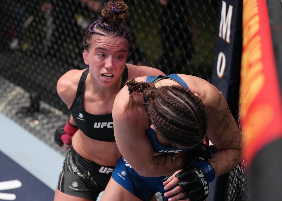 Maycee Barber venceu Montana de la Rosa por decisão unânime (triplo 30-27) — Foto: Jeff Bottari/Zuffa LLC
