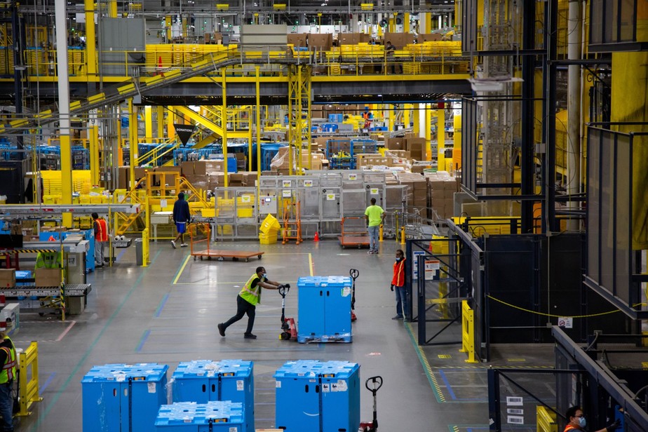 Amazon anuncia aumento de salário para trabalhadores horistas