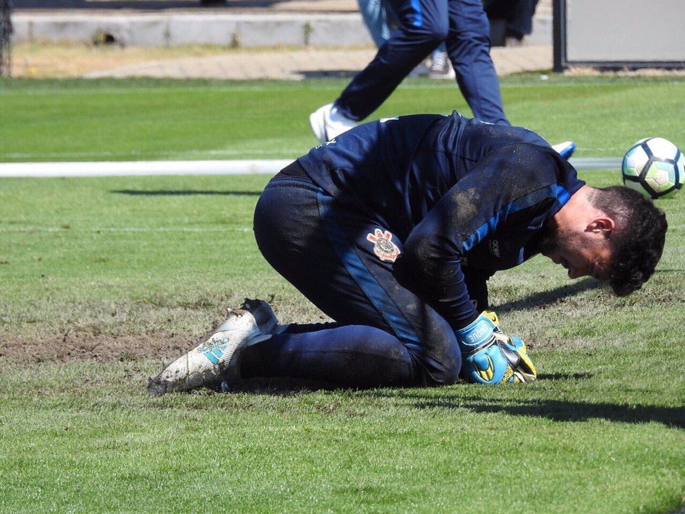 Caíque sofre fratura na mão, e Corinthians chama goleiro do sub-17 para treino