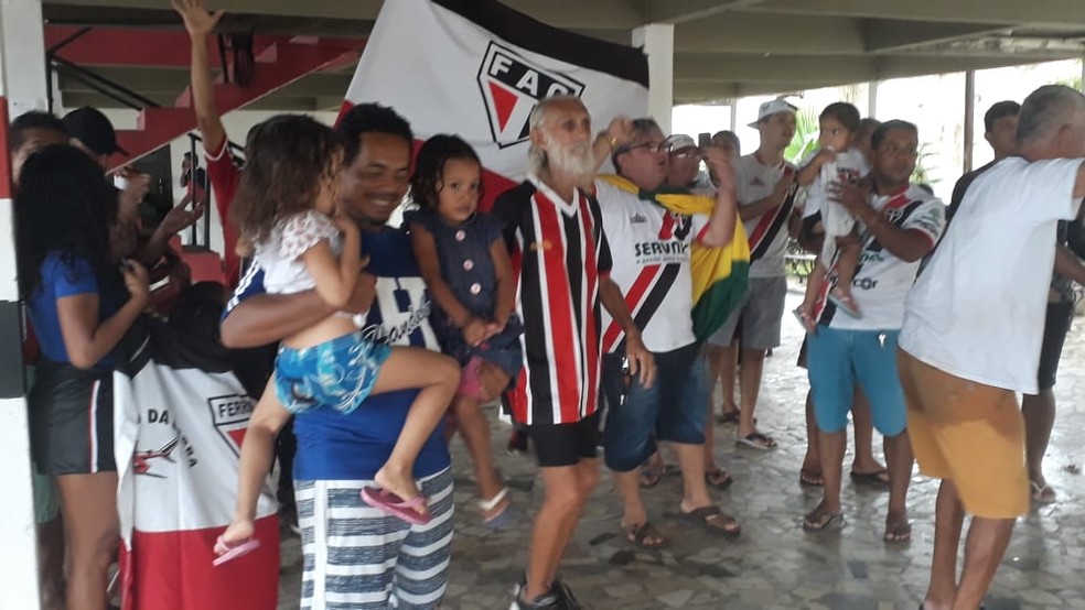 Torcida festeja junto com jogadores o acesso à Série C do Campeonato Brasileiro (Foto: Beatriz Carvalho)