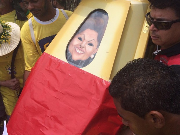Caixão usado para enterro simbólico da presidente Dilma Rousseff em protesto em Brasília (Foto: Filipe Matoso/G1)