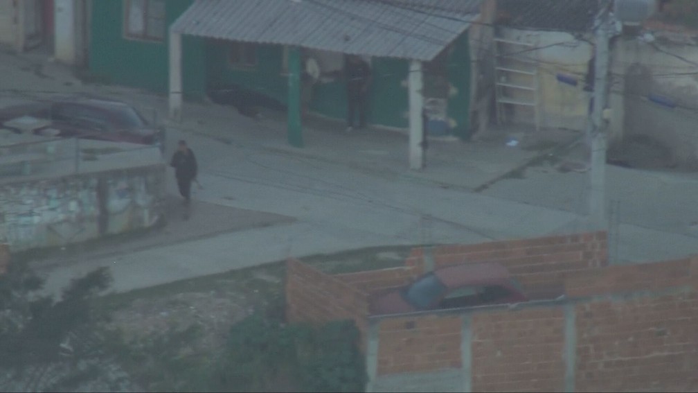 Criminosos circulam armados com fuzis na Zona Oeste do Rio — Foto: Reprodução/TV Globo