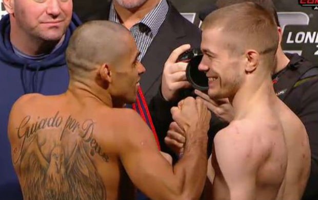 Encarada Renan Barão x Michael McDonald na pesagem do UFC (Foto: Reprodução/Combate)