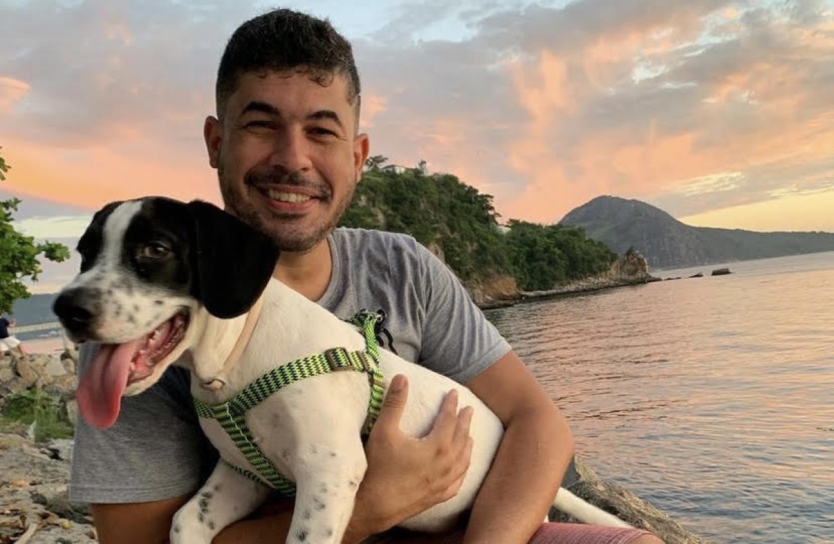Na foto, o tutor Thiago Ribeiro Guedes e seu cachorro Biriba viajando juntos (Foto: Arquivo Pessoal/ Thiago Ribeiro Guedes)