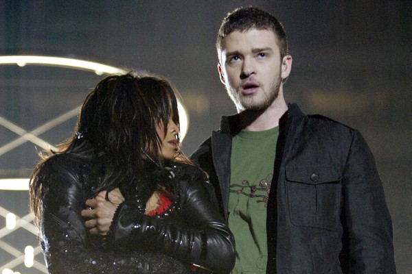 Janet Jackson e Justin Timberlake na polêmica apresentação do Super Bowl de 2004 (Foto: Getty Images)