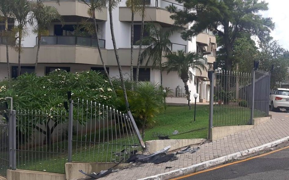 Portão de condomínio ficou danificado após acidente em Vinhedo — Foto: Helen Sacconi/EPTV