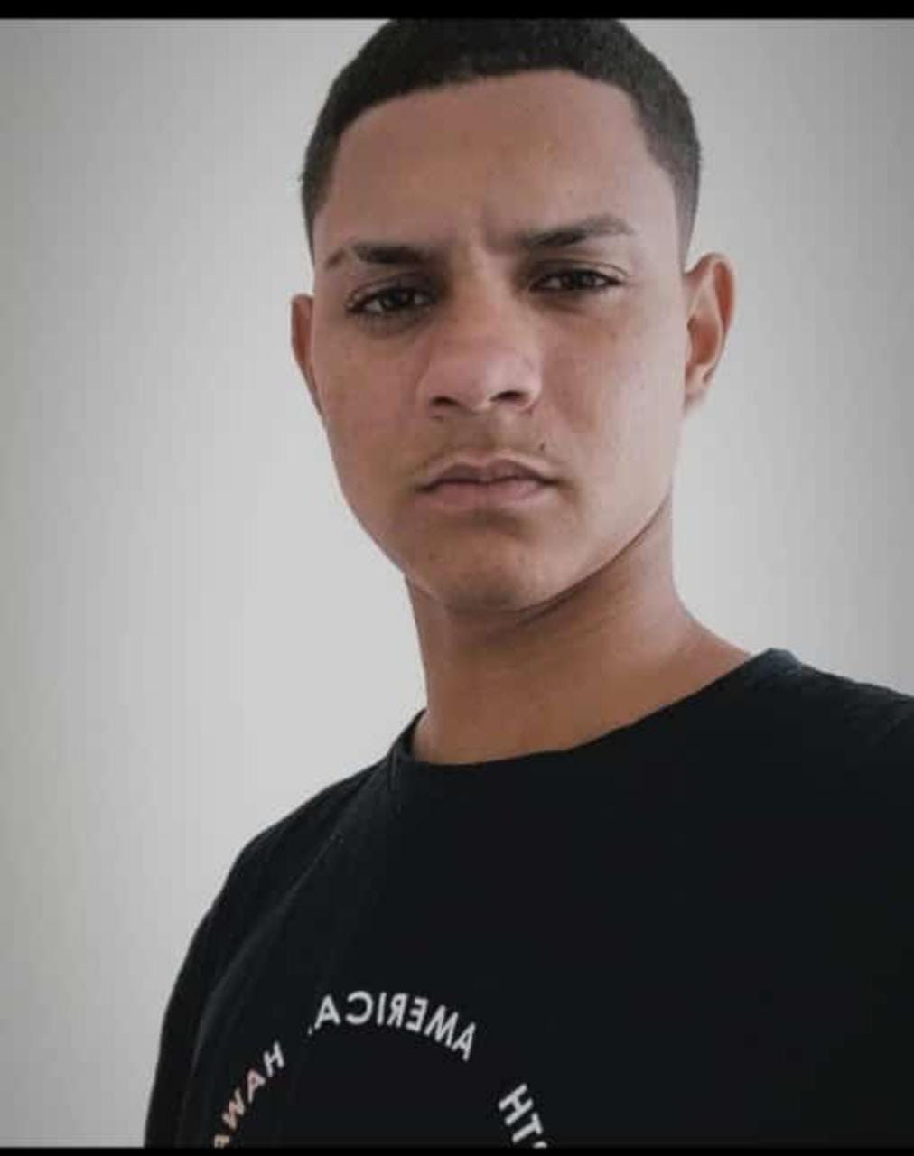 Jovem morre após ser baleado por policiais no ES, polícia alega confronto e moradores negam