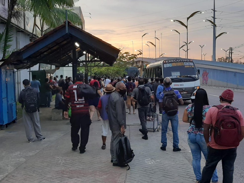 Muitas pessoas aguardavam o transporte na manhã desta terça-feira em Manaus. — Foto: Josney Beneveluto/Rede Amazônica