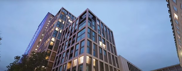 A cobertura  de luxo fica no último andar de um moderno prédio de dez andares com fachadas espelhadas (Foto: Nest Seekers / Reprodução)