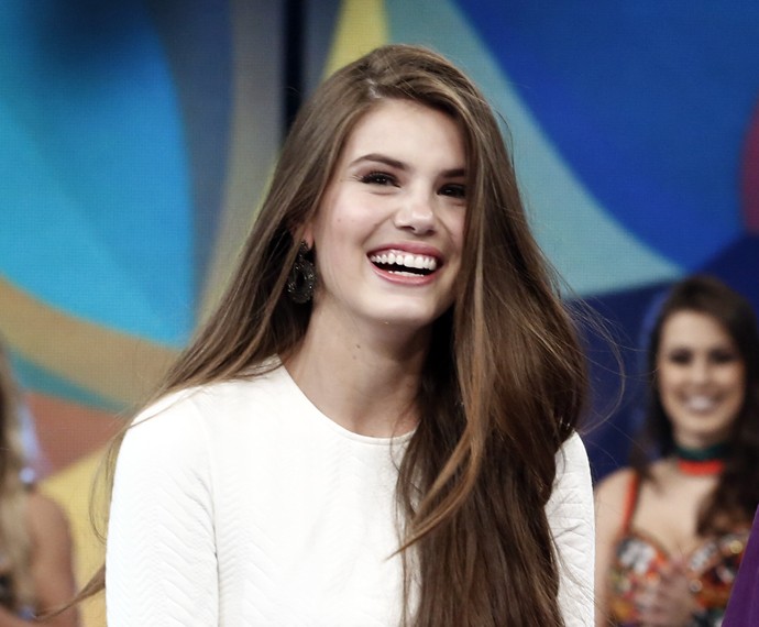 Camila Queiroz mostra seu lindo sorriso no palco do Domingão (Foto: Inácio Moraes / Gshow)