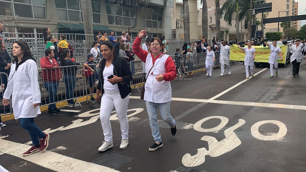 Profissionais de enfermagem fizeram protesto no desfile em comemoração ao aniversário de Presidente Prudente (SP) — Foto: Paula Sieplin/TV Fronteira