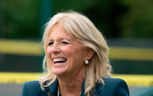 Para posse, Jill Biden escolhe conjunto azul de jovem designer  norte-americana - Revista Marie Claire