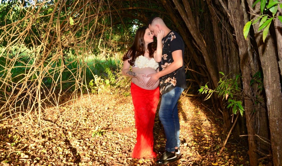 Marido de jovem grávida de gêmeos que morreu com Covid-19 diz que bebês o dão forças — Foto: LHC Photo Studio/Divulgação