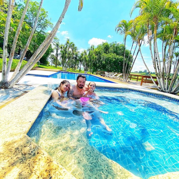 Fernando posa com Maiara e a filha caçula na piscina (Foto: Reprodução/Instagram)