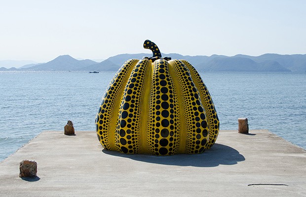 Obra da série Pumpkins, da artista Yayoi Kusama, é uma das atrações do museu (Foto: cotaro70s)