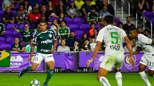 Dudu arma jogada contra o Atlético Nacional