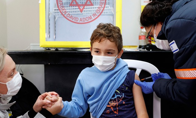 Médico israelense administra uma dose da vacina Pfizer-BioNtech contra o coronavírus para crianças a um menino, perto de Tel Aviv