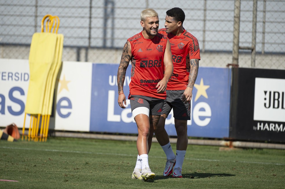 Arrascaeta sorridente no treino do Flamengo em Porto Alegre &mdash; Foto: Alexandre Vidal/Flamengo