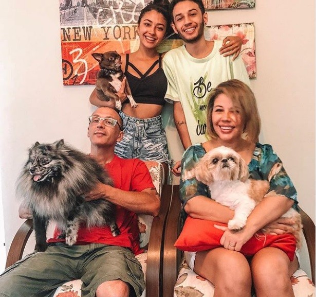Carol e a família (Foto: Instagram)