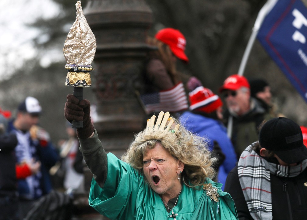 Apoiadora de Trump fantasiada como a Estátua da Liberdade protesta diante do Capitólio, em Washington — Foto: Leah Millis/Reuters