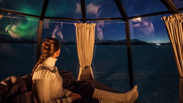 O “hotel” permite que os visitantes ainda desfrutem do céu estrelado do Ártico durante a noite.  (Foto: Divulgação)