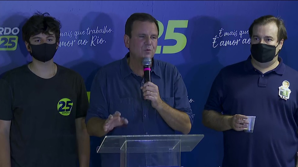 Paes celebrou a vitória em entrevista ao lado do presidente da Câmara, Rodrigo Maia — Foto: Reprodução