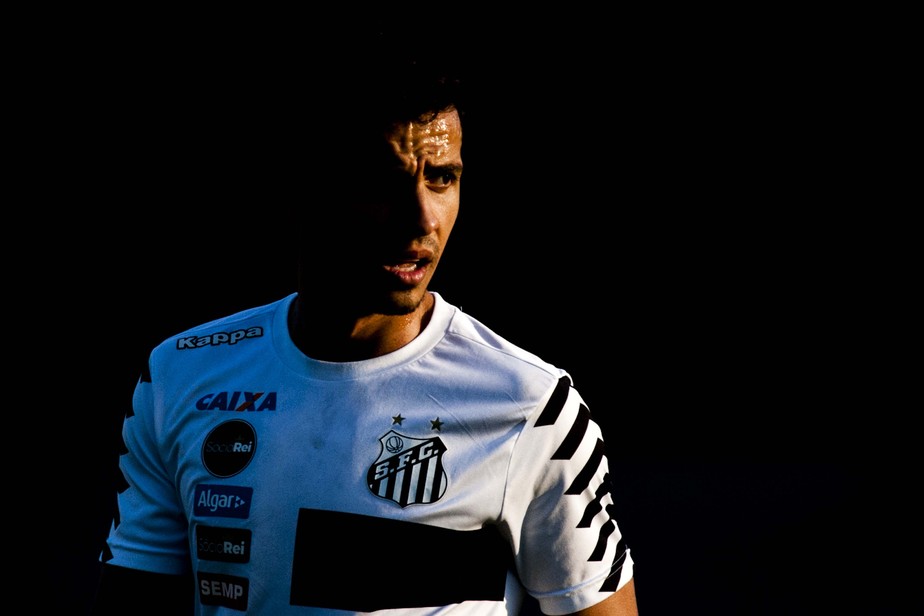 Presidente do Santos diz que Nilmar tem depressão; contrato é suspenso