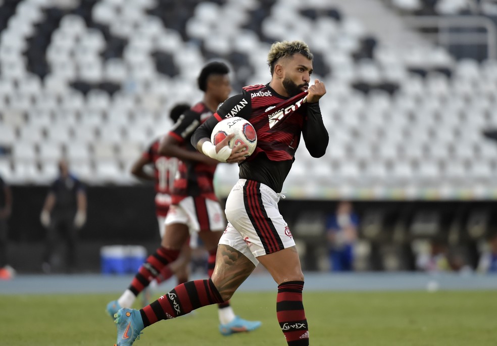 Gabriel comemora gol contra o Resende, pelo Carioca  — Foto: André Durão