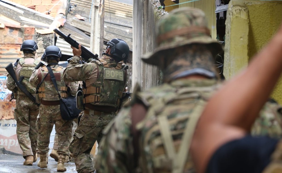 Operação teve apoio de diversos batalhões da Polícia Militar, no bairro da Santa Cruz, em Salvador.  — Foto: Alberto Maraux/SSP-BA