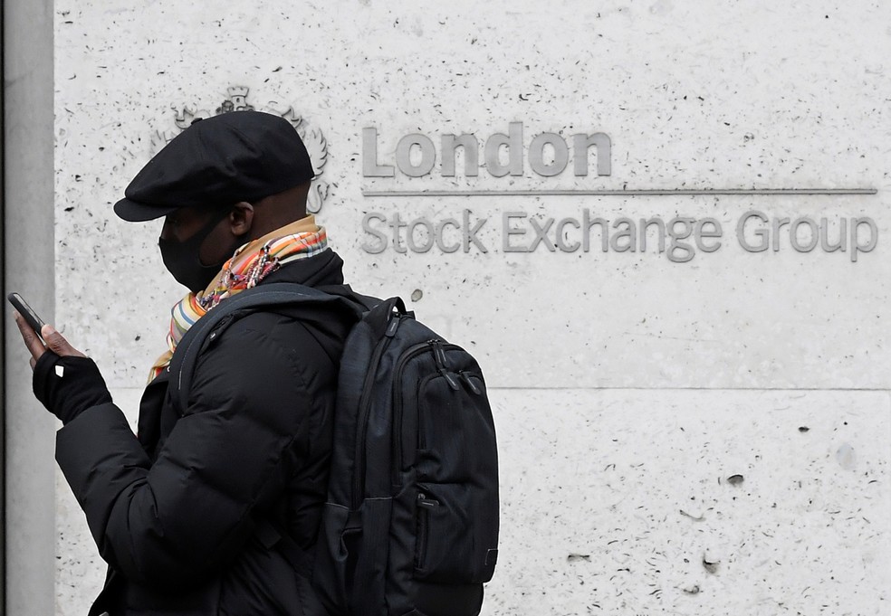 Homem usa máscara de proteção na frente da bolsa de valores de Londres  — Foto: Toby Melville/Reuters