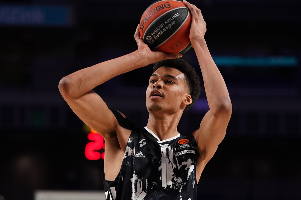 Victor Wembanyama tem se destacado no basquete francês e já projeta Draft 2023 da NBA — Foto: NurPhoto/Getty Images