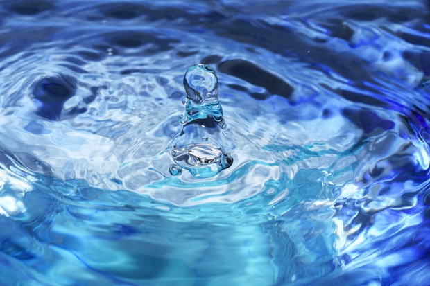 Splash in blue water liquid (Foto: Getty Images/iStockphoto)