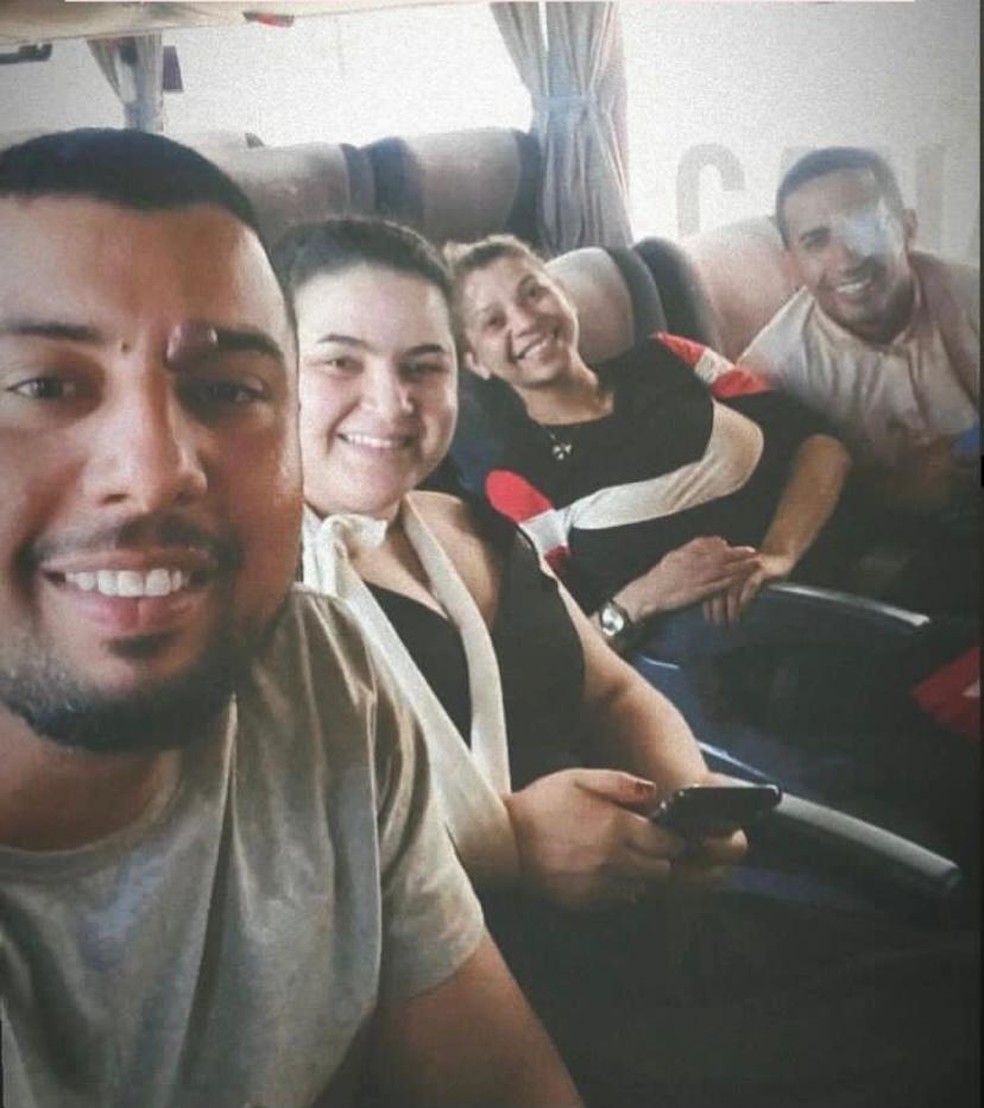 Padre e amigos voltam para casa após acidente com ônibus em Uruaçu — Foto: Divulgação