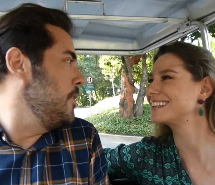 Fernando Ceylão e Lavínia Vlasak conversam em passeio pelos Estúdios Globo (Foto: Renata Viot/Gshow)
