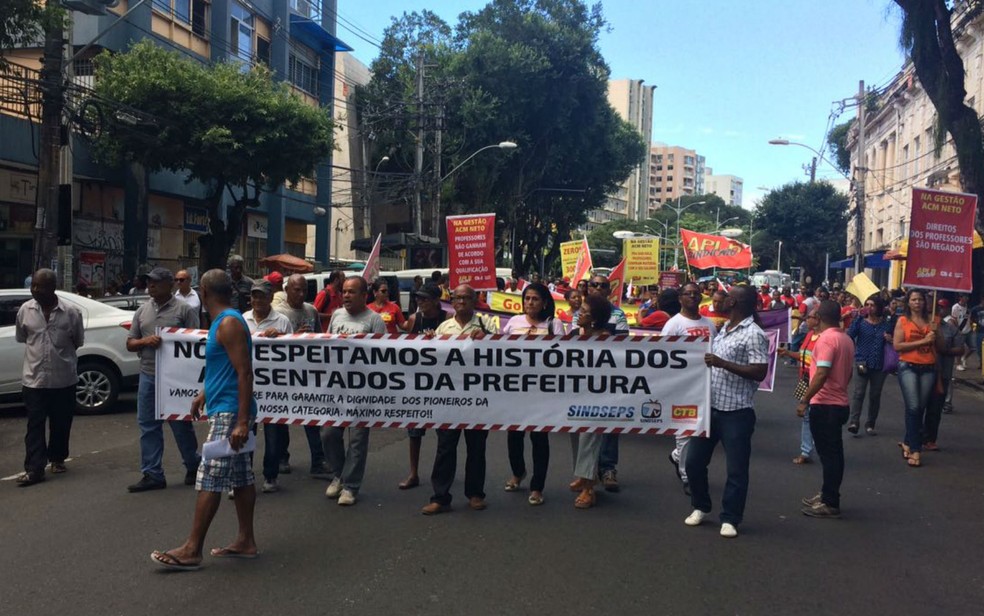 Servidores municipais de Salvador fazem caminhada no Centro (Foto: Ricardo Ishmael/TV Bahia)