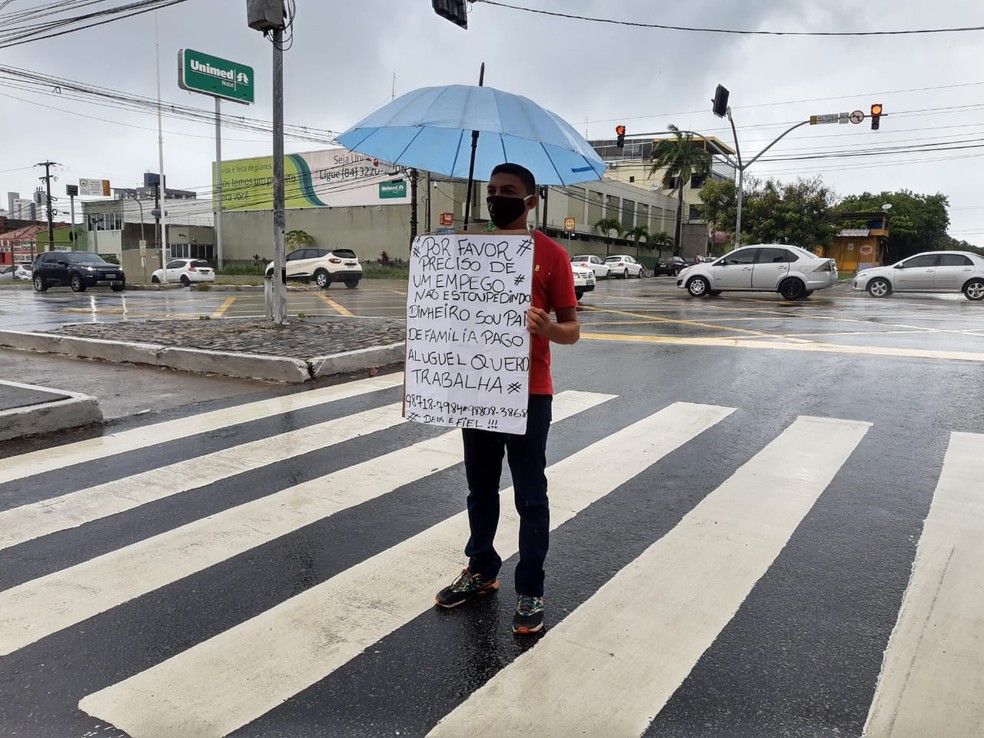 Geovane pedia emprego no semáforo na terça-feira — Foto: Lucas Cortez/Inter TV Cabugi